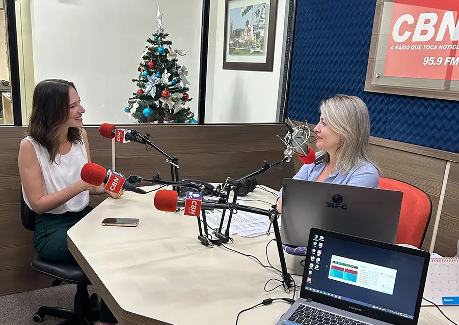 Amanda Schultz em entrevista de rádio